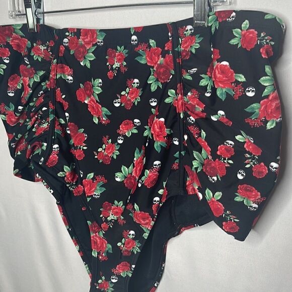 Hot Topic Roses & Skull Ruched High Waisted Swim Bottoms. Size 3 (3X). - Picture 5 of 12